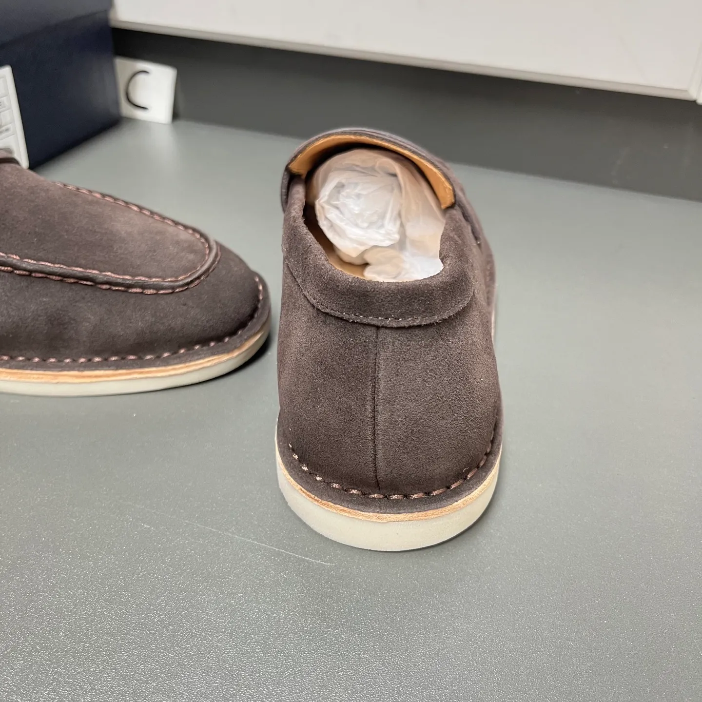 💰840 Prada men’s new suede leather loafers. Made of flocked cow second-layer leather, they combine classic design with handmade details, blending sophistication with casual comfort. Hot-stamped logo on the outside, topstitched seams on the skirt, 1.5cm white rubber sole with leather welt, dyed calfskin lining, silver-labeled cowhide feet, simple and elegant style, comes with a full set of original packaging dust bag! C leather shoe size: 39/40/41/42/43/44 brown color welcome to order